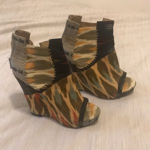 Novelty printed wedges
